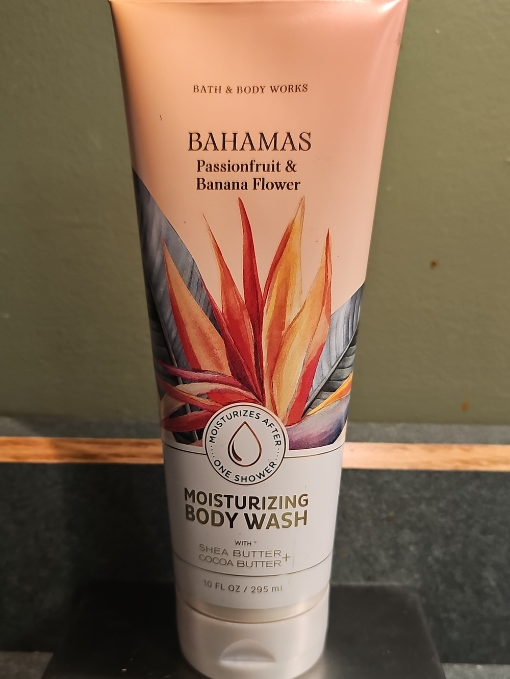 New BAHAMAS Passion Fruit And Banana Flower Moisturizing Body Wash